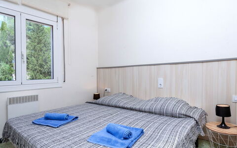 Gran Sol: Meubilair, Venster, Gebouw, Comfort, Azure, Hout, Textiel, Architectuur, Bed Frame