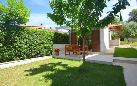 Dunja: Eigendom, Huis, Huis, Woongebied, Gras, Onroerend Goed, Werf, Backyard, Gebouw, Land Lot