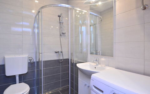 Dunja: Badkamer, Eigendom, Kamer, Tegel, Loodgieterswerkinrichting, Architectuur, Kraan, Onroerend Goed, Interieur Ontwerp, Deur Van De Douche