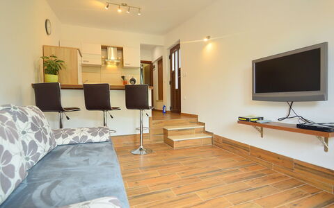 Dunja: Kamer, Meubilair, Eigendom, Interieur Ontwerp, Verdieping, Gebouw, Houten Vloer, Hardwood, Woonkamer, Laminaatvloer