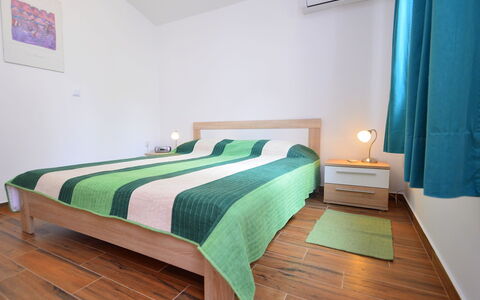 Dunja: Slaapkamer, Bed, Meubilair, Kamer, Eigendom, Laken, Bed Frame, Verdieping, Interieur Ontwerp, Groen