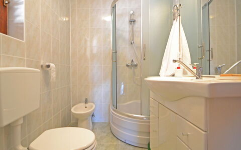 Matal: Badkamer, Kamer, Eigendom, Loodgieterswerkinrichting, Tegel, Interieur Ontwerp, Verdieping, Architectuur, Deur Van De Douche, Badkamer Accessoire