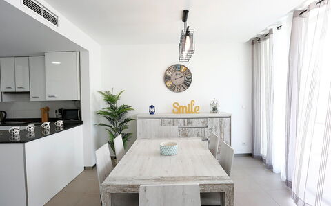 L'Ampolla 652: Kamer, Wit, Eigendom, Interieur Ontwerp, Plafond, Meubilair, Gebouw, Verdieping, Huis, Tafel