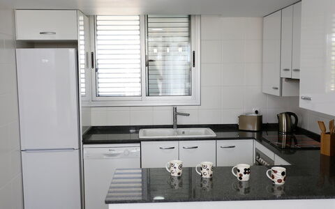 L'Ampolla 652: Kamer, Eigendom, Keuken, Countertop, Cabinetry, Meubilair, Interieur Ontwerp, Gebouw, Fornuis, Major Appliance