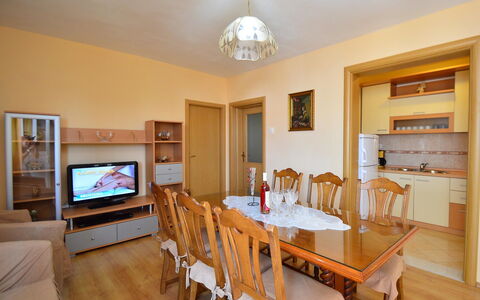 Snježana: Meubilair, Eigendom, Tafel, Hout, Gebouw, Interieur Ontwerp, Verlichting, Stoel, Flooring, Fotolijst