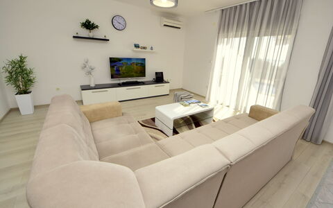 Aurora: Woonkamer, Meubilair, Eigendom, Kamer, Interieur Ontwerp, Verdieping, Tafel, Muur, Koffietafel, Gebouw