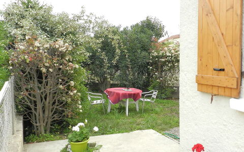 Félicité: Eigendom, Werf, Tuin, Backyard, Boom, Huis, Gras, Fabriek, Kamer, Bloem