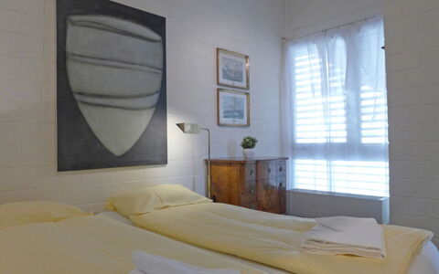 Im Gruebi Apt.5: Meubilair, Eigendom, Venster, Comfort, Hout, Textiel, Gebouw, Schaduw, Fotolijst