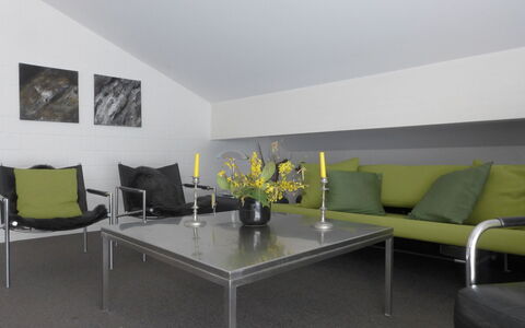 Im Gruebi Apt.5: Tafel, Meubilair, Bankstel, Gebouw, Comfort, Kamerplant, Verlichting, Interieur Ontwerp, Fabriek