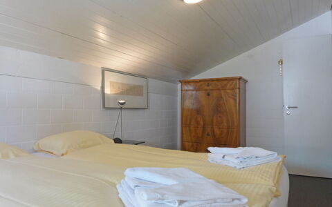 Im Gruebi Apt.5: Comfort, Hout, Gebouw, Verdieping, Bed, Hardwood, Plafond, Flooring, Bedding