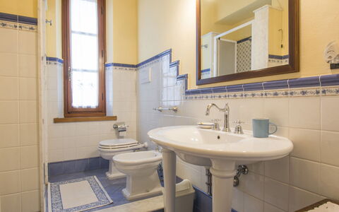 Di Vinci: Badkamer, Eigendom, Kamer, Architectuur, Interieur Ontwerp, Gebouw, Tegel, Onroerend Goed, Loodgieterswerkinrichting, Huis
