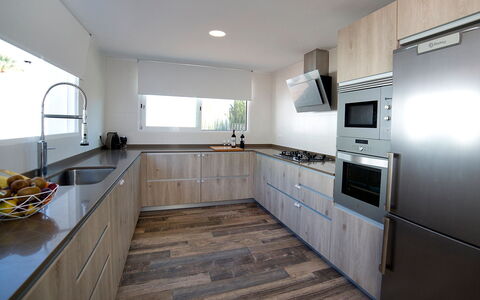 Trebol: Kamer, Eigendom, Countertop, Keuken, Meubilair, Cabinetry, Verdieping, Gebouw, Interieur Ontwerp, Huis
