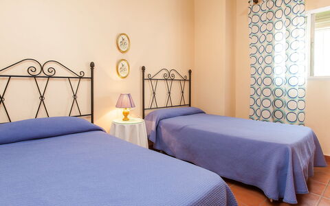 Villa Laura: Slaapkamer, Bed, Meubilair, Kamer, Laken, Eigendom, Bed Frame, Muur, Interieur Ontwerp, Matras