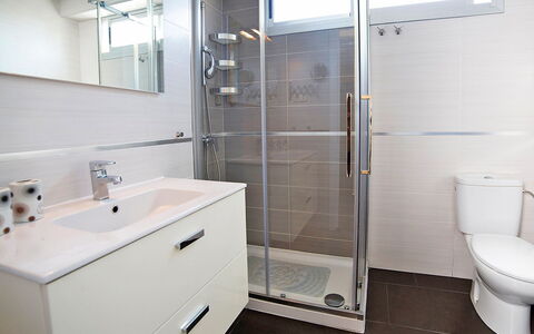Gabriel 01: Spiegel, Kraan, Badkamerkast, Wastafel, Eigendom, Loodgieterswerkinrichting, Gebouw, Wit, Cabinetry, Badkamer