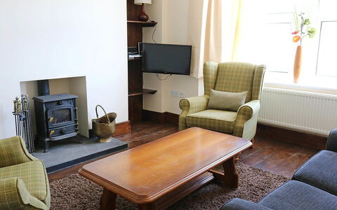 Dunan: Tafel, Meubilair, Eigendom, Bankstel, Venster, Gebouw, Fotolijst, Comfort, Kamerplant, Hout