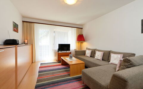 Apollo: Kamer, Meubilair, Eigendom, Interieur Ontwerp, Gebouw, Woonkamer, Verdieping, Huis, Tafel, Onroerend Goed