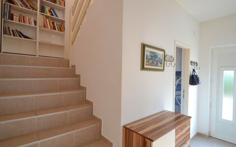 Anđela: Eigendom, Trap, Kamer, Muur, Interieur Ontwerp, Gebouw, Huis, Verdieping, Onroerend Goed, Architectuur