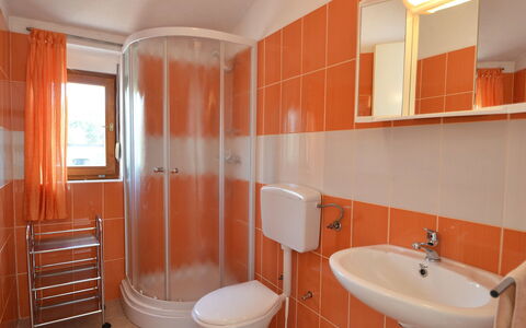 Anđela: Badkamer, Eigendom, Kamer, Oranje, Interieur Ontwerp, Gebouw, Meubilair, Tegel, Onroerend Goed, Loodgieterswerkinrichting