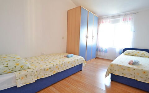Anđela: Slaapkamer, Bed, Kamer, Meubilair, Eigendom, Matras, Bed Frame, Laken, Verdieping, Interieur Ontwerp