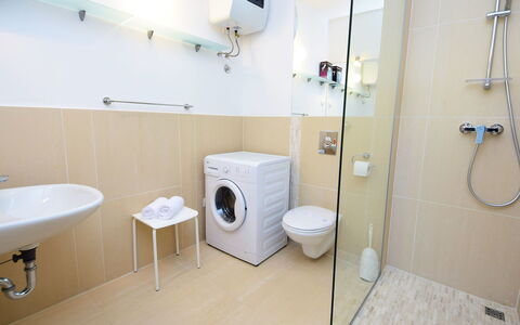 Brač Postira 104: Loodgieterswerkinrichting, Gebouw, Eigendom, Badkamer, Wc Bril, Wastafel In De Badkamer, Toilet, Purper, Huis, Douchekop
