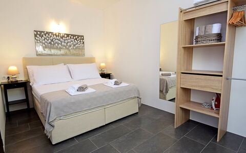 Brač Postira 104: Eigendom, Meubilair, Plank, Comfort, Hout, Verlichting, Gebouw, Interieur Ontwerp, Lamp