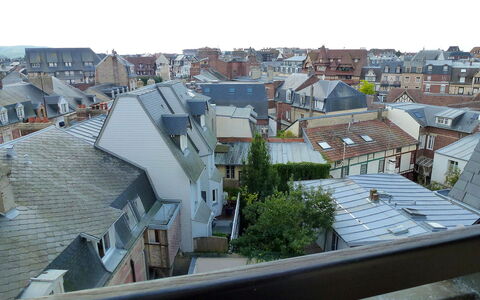 Le Plazza: Gebouw, Venster, Lucht, Huis, Stedelijk Ontwerp, Condominium, Woongebied, Buurt, Landschap, Onroerend Goed