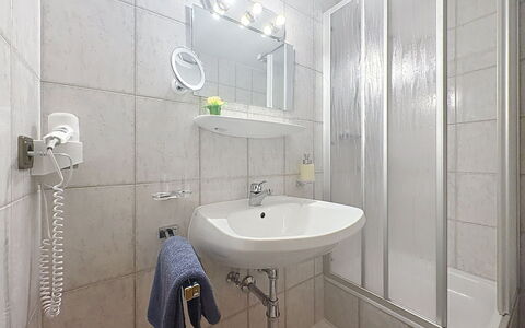 Aschau im Zillertal 495: Interieur Ontwerp, Verdieping, Flooring, Kamer, Loodgieterswerkinrichting, Badkamer, Douche, Wastafel In De Badkamer, Plafond, Loodgieter