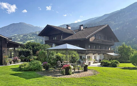 Aschau im Zillertal 495: Huis, Huis, Dak, Land Lot, Verblijf, Landgoed, Tuin, Groundcover, Gazon