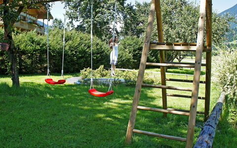 Aschau im Zillertal 495: Schommel, Speeltoestel, Backyard, Werf, Gras, Boom, Fabriek, Tuin, Land Lot, Landschap