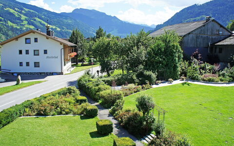 Aschau im Zillertal 495: Natuurlijk Landschap, Eigendom, Bergachtig Landvormen, Berg, Bergketen, Bergdorp, Huis, Gras, Gazon, Huis