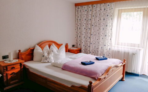 Aschau im Zillertal 495: Meubilair, Bed, Slaapkamer, Interieur Ontwerp, Hout, Laken, Bedding, Kamer, Flooring, Verdieping