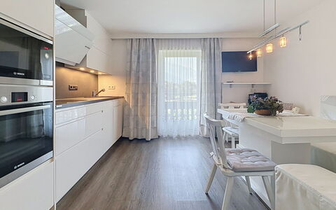 Aschau im Zillertal 495: Meubilair, Interieur Ontwerp, Keuken, Flooring, Countertop, Hout, Plafond, Verdieping, Toestel Van De Keuken, Cabinetry