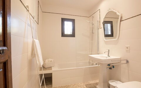 Can Coll: Badkamer, Kamer, Eigendom, Muur, Interieur Ontwerp, Loodgieterswerkinrichting, Tegel, Gebouw, Verdieping, Architectuur