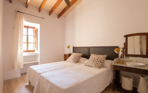 Can Coll: Slaapkamer, Meubilair, Bed, Kamer, Eigendom, Plafond, Laken, Interieur Ontwerp, Bed Frame, Bedding