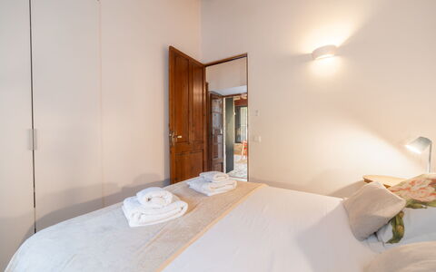 Can Coll: Bed, Interieur Ontwerp, Slaapkamer, Verdieping, Flooring, Hout, Plafond, Laken, Kamer, Bedding