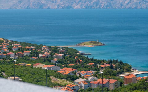 Stana: Water, Lucht, Berg, Azure, Gebouw, Natuur, Meer, Kust En Oceanic Landvormen, Boom, Zwemwater