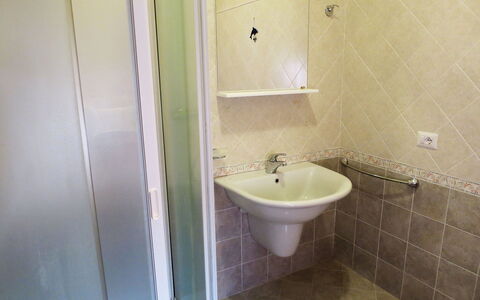 Rondinelli: Badkamer, Eigendom, Tegel, Kamer, Loodgieterswerkinrichting, Muur, Verdieping, Badkamer Accessoire, Architectuur, Kraan