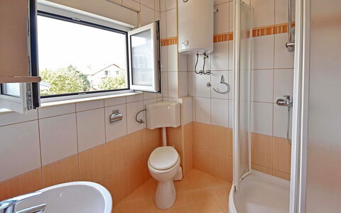 Nera: Badkamer, Eigendom, Kamer, Loodgieterswerkinrichting, Interieur Ontwerp, Gebouw, Architectuur, Onroerend Goed, Huis, Meubilair