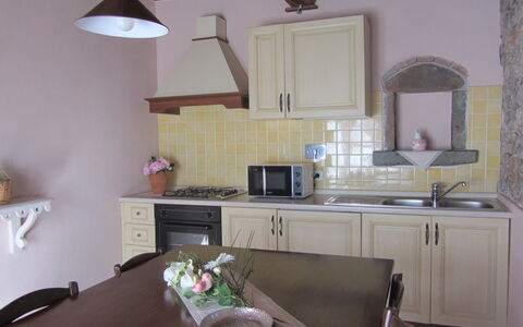Villa Di Seripa: Cabinetry, Countertop, Spiegel, Eigendom, Meubilair, Gebouw, Wastafel, Lade, Hout, Keuken