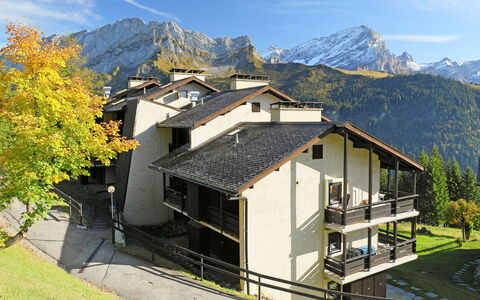 Les Petites Maraîches 132 389: Bergachtig Landvormen, Berg, Bergketen, Eigendom, Bergdorp, Huis, Alpen, Huis, Natuurlijk Landschap, Onroerend Goed