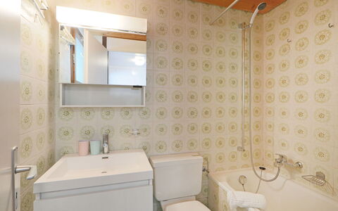 Les Petites Maraîches 132 389: Badkamer, Eigendom, Kamer, Interieur Ontwerp, Gebouw, Muur, Onroerend Goed, Tegel, Architectuur, Huis