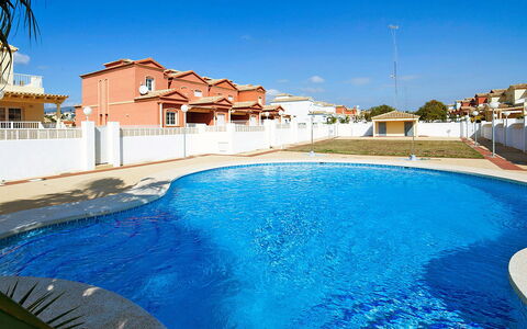 Calpe Calp 410: Architectuur, Schaduw, Outdoor Structuur, Stoel, Tuin, Pergola, Bloempot, Luifel, Landscaping, Buitenmeubels