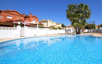 Calpe Calp 410: Water, Lucht, Eigendom, Zwembad, Fabriek, Azure, Boom, Gebouw, Zwemwater, Huis