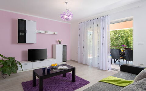 Ana: Woonkamer, Kamer, Interieur Ontwerp, Meubilair, Purper, Eigendom, Paars, Gebouw, Plafond, Koffietafel
