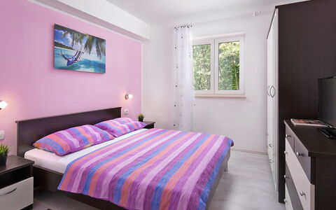 Ana: Slaapkamer, Bed, Laken, Meubilair, Kamer, Bedding, Eigendom, Purper, Bed Frame, Matras