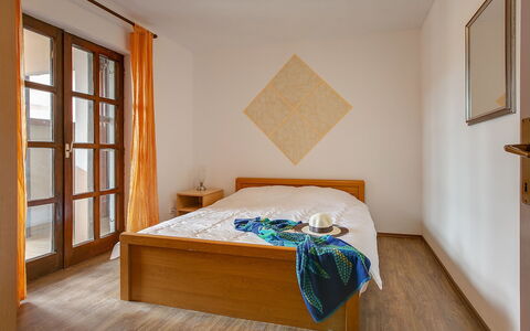 Ivković: Bed, Kamer, Slaapkamer, Meubilair, Eigendom, Interieur Ontwerp, Verdieping, Muur, Plafond, Laken