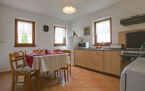 Ivković: Kamer, Eigendom, Meubilair, Verdieping, Gebouw, Keuken, Interieur Ontwerp, Plafond, Huis, Hardwood