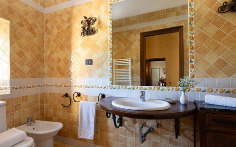 Villa Sieve: Flooring, Interieur Ontwerp, Loodgieterswerkinrichting, Verdieping, Badkamer, Tegel, Kraan, Loodgieter, Verlichting, Wastafel