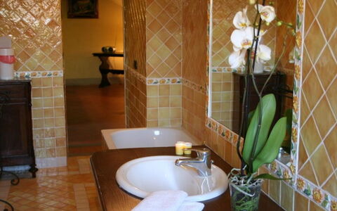 Villa Sieve: Badkamer, Tegel, Eigendom, Kamer, Verdieping, Interieur Ontwerp, Loodgieterswerkinrichting, Ceramic, Muur, Flooring