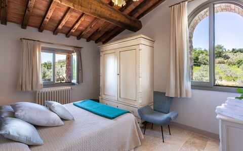 Villa Melinda: Kamer, Eigendom, Meubilair, Slaapkamer, Gebouw, Interieur Ontwerp, Bed, Plafond, Onroerend Goed, Huis